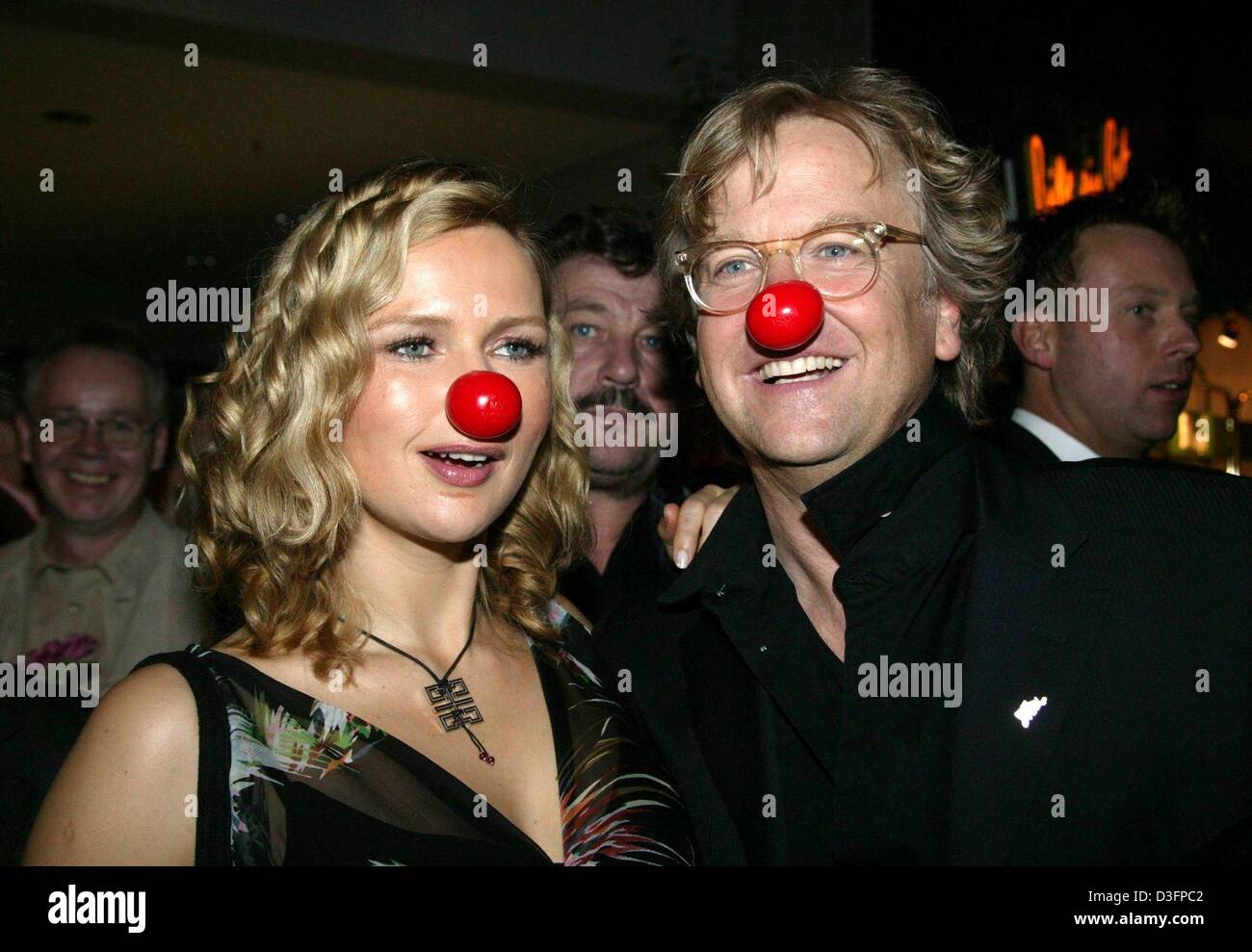 (Dpa) - Schauspielerin Veronica Ferres und Ehemann Martin Krug tragen rote Nasen nach einer Charity-Gala in Köln, 14. März 2003. Zuschauer ein Comedy-Show auf dem deutschen Fernsehsender ProSieben gespendet 1.567.000 Euro per Telefon und Internet. Das Geld wird für die Kinder-Organisation PowerChild und an den deutschen Fonds für Kinder und Jugendliche gegeben werden. Die Idee Stockfoto