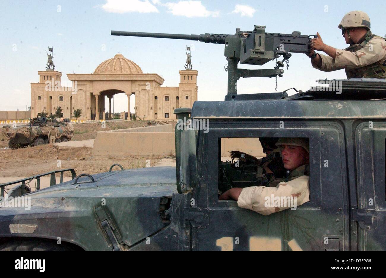 (Dpa) - US-Marines in gepanzerten Fahrzeugen sind vor Saddam Husseins Sommer Palais zu sehen, wie die US-Truppen das Zentrum des nördlichen irakischen Stadt Tikrit, 14. April 2003 steuern. Tikrit, der Heimatstadt von Saddam, war das letzte Bollwerk seines Regimes, deren Fall das effektive Ende des Krieges markieren würde. Stockfoto
