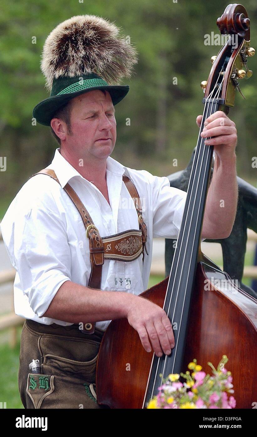 (Dpa) - ein bayerischer Musiker trägt seine Tracht und spielt bayerischen Volksmusik auf ein Kontrabass in Medienstationen, Deutschland, 9. Mai 2003. Stockfoto