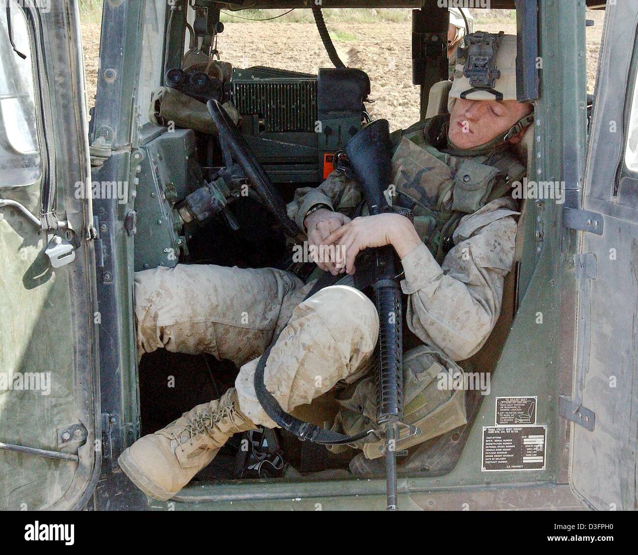 (Dpa) - US-Marine Sergeant Rodney Tedder schlief in seinem Fahrzeug in Tikrit, Nordirak, 14. April 2003. Tikrit, der Heimatstadt von Saddam, war das letzte Bollwerk seines Regimes, deren Fall das effektive Ende des Krieges markieren würde. Stockfoto