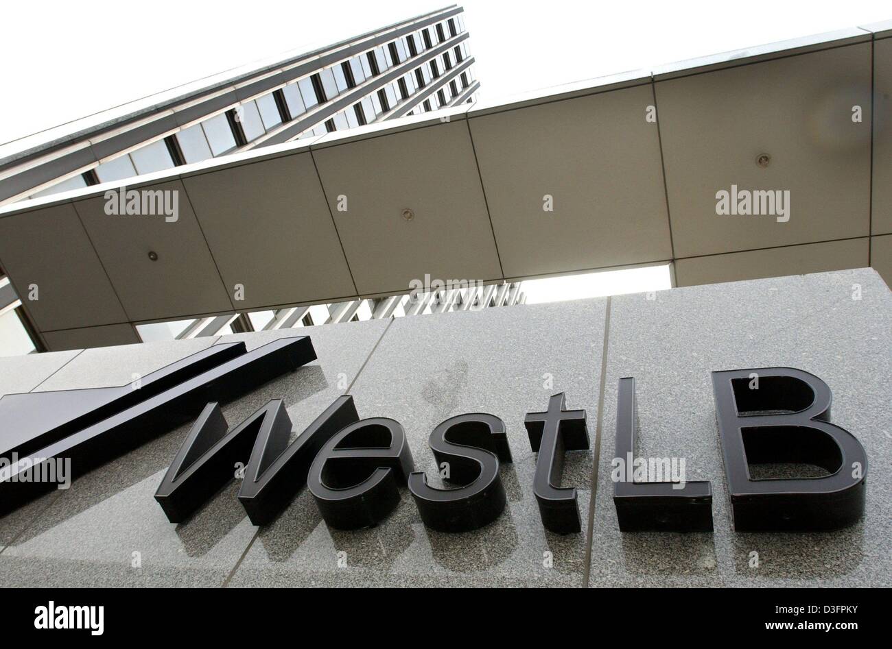 (Dpa) - der Sitz der Westdeutschen Landesbank (WestLB), abgebildet in Düsseldorf, Deutschland, 12. Mai 2003. Laut Zeitungsberichten hat Deutschlands fünftgrößte Bank höher als erwartet im Jahr 2002 Verluste. Die Financial Times Deutschland berichtete am 12. Mai 2003, die Verluste rund 500 Millionen Euro höher sind. Bisher waren die Verluste voraussichtlich nur 1 Rechnung Stockfoto