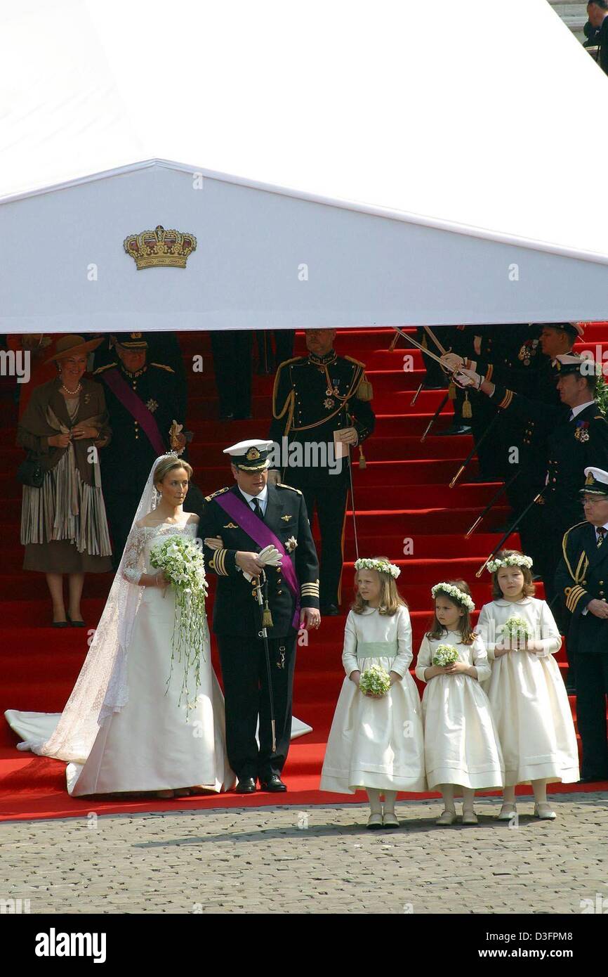 (Dpa) - Prinz Laurent von Belgien und seiner Frau, Prinzessin Claire nach ihrer Trauung in St. Michael und St. Gudula Kathedrale in Brüssel, 12. April 2003 verlassen. Der jüngste Sohn des belgischen Königs, Prinz Laurent und seine junge Braut heirateten nach ihrer Heirat auf dem Standesamt in der Kathedrale. Die Franzosen "Biker Priest" Guy Gilbert zog viele der th Stockfoto