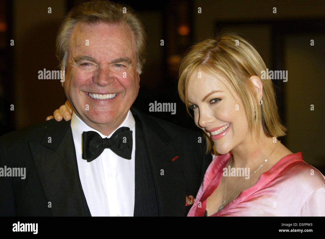 (Dpa) - US-Schauspieler Robert Wagner ("Hart to Hart") und seine Tochter Katie Lächeln während der 17. Award Show von amerikanische Gesellschaft der Kameramänner (ASC) in Los Angeles, 17. Februar 2003. Stockfoto
