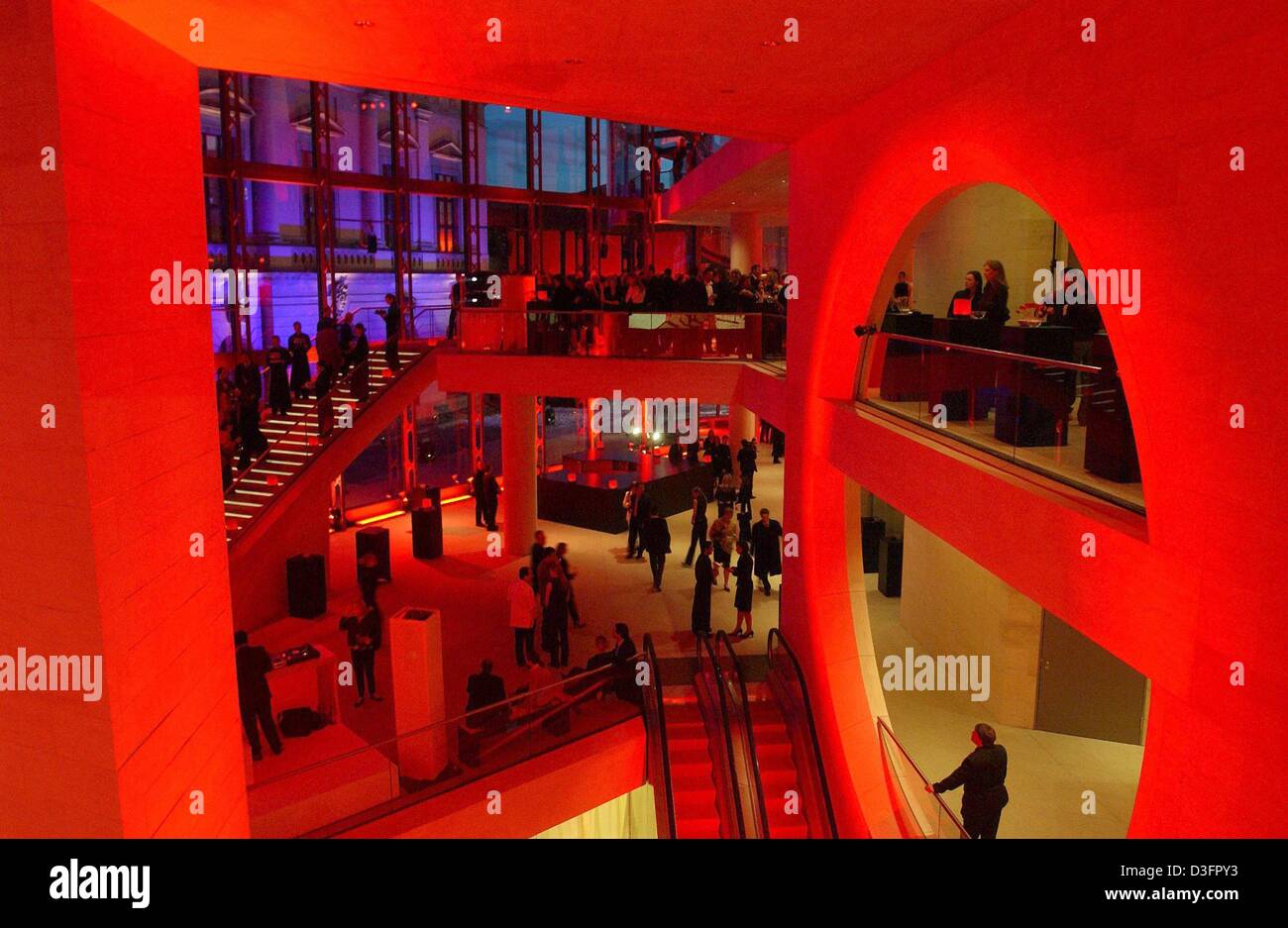(Dpa) - die Ausstellungsräume des Museums sind eingetaucht in rote Ampeln für die Opening Party von Giorgio Ausstellung im neuen Nebengebäude des deutschen historischen Museums (Deutsches Historisches Museum) in Berlin, 7. Mai 2003. Dieses Nebengebäude wurde von der chinesisch-amerikanischen Architekten I. M. Pei entworfen und ist bisher sein einziges Gebäude in Deutschland. Es wurde im Februar 2003 eröffnet. Stockfoto