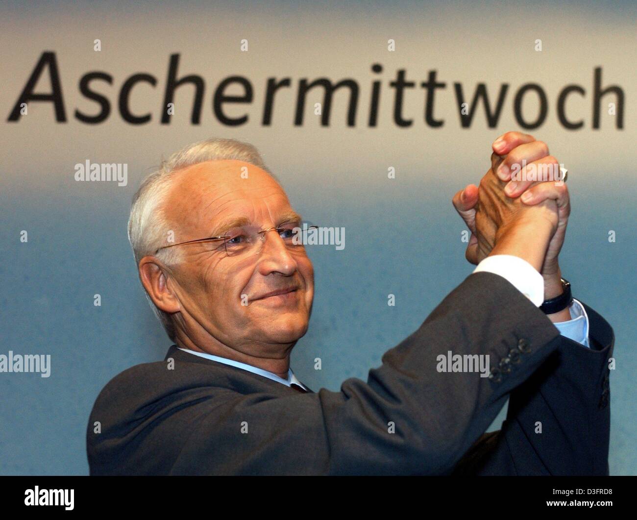 (Dpa) - Edmund Stoiber, Bayerischer Ministerpräsident und Vorsitzender der CSU-Partei, Gesten vor dem Wort "Aschermittwoch" (Aschermittwoch) während der 51. Tagung der Aschermittwoch der CSU in Passau, Deutschland, 5. März 2003. Stoiber beschuldigt erneut die deutsche Kanzlerin des Spaltens westlichen Bündnisse über die Irak-Kontroverse. Stockfoto