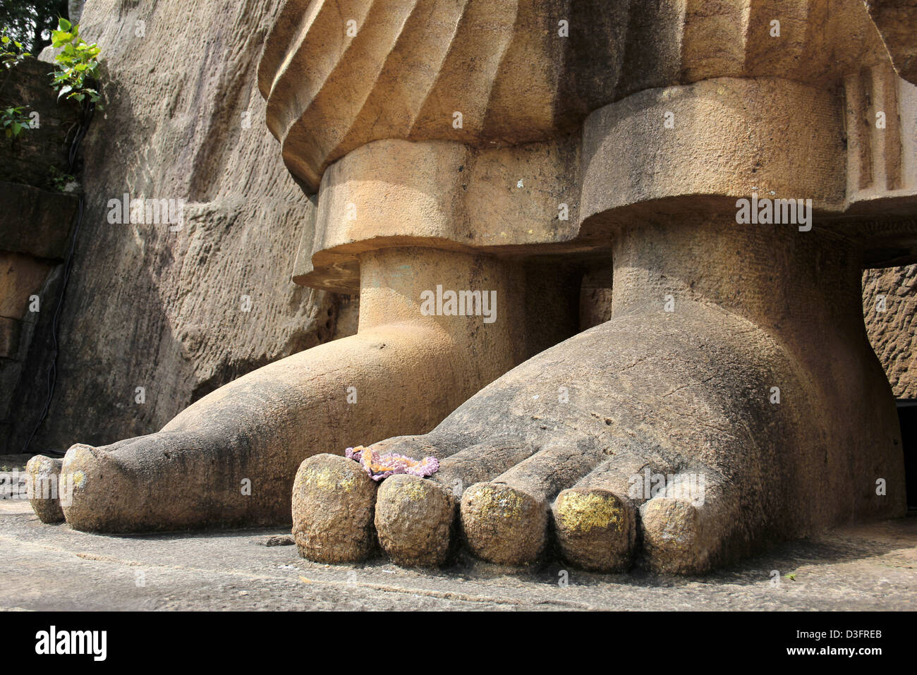 Buddhas Füße auf die Avukana stehende Buddha-Statue Stockfoto