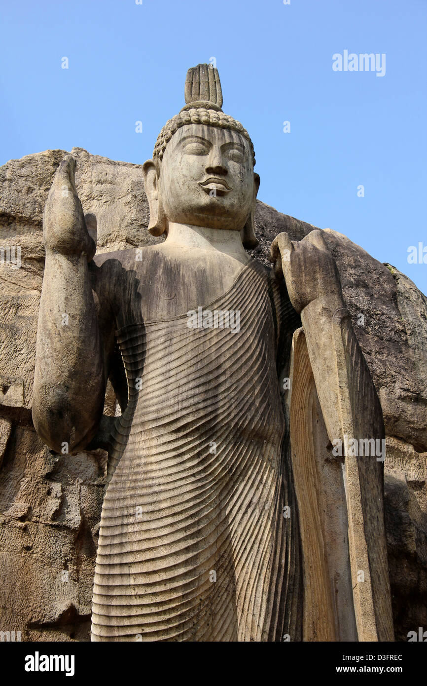 Avukana stehende Buddha-Statue Stockfoto