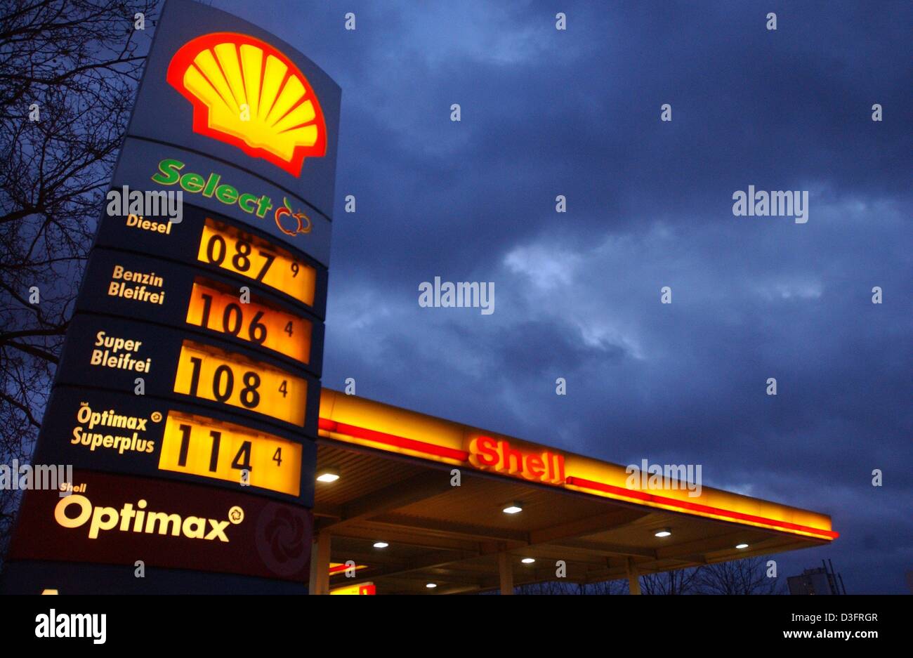 (Dpa) - das Logo der Mineralölunternehmen Shell und der Preis für Benzin, die Preise an einer Tankstelle in Berlin, 28. Januar 2003 abgebildet sind an Bord. Stockfoto