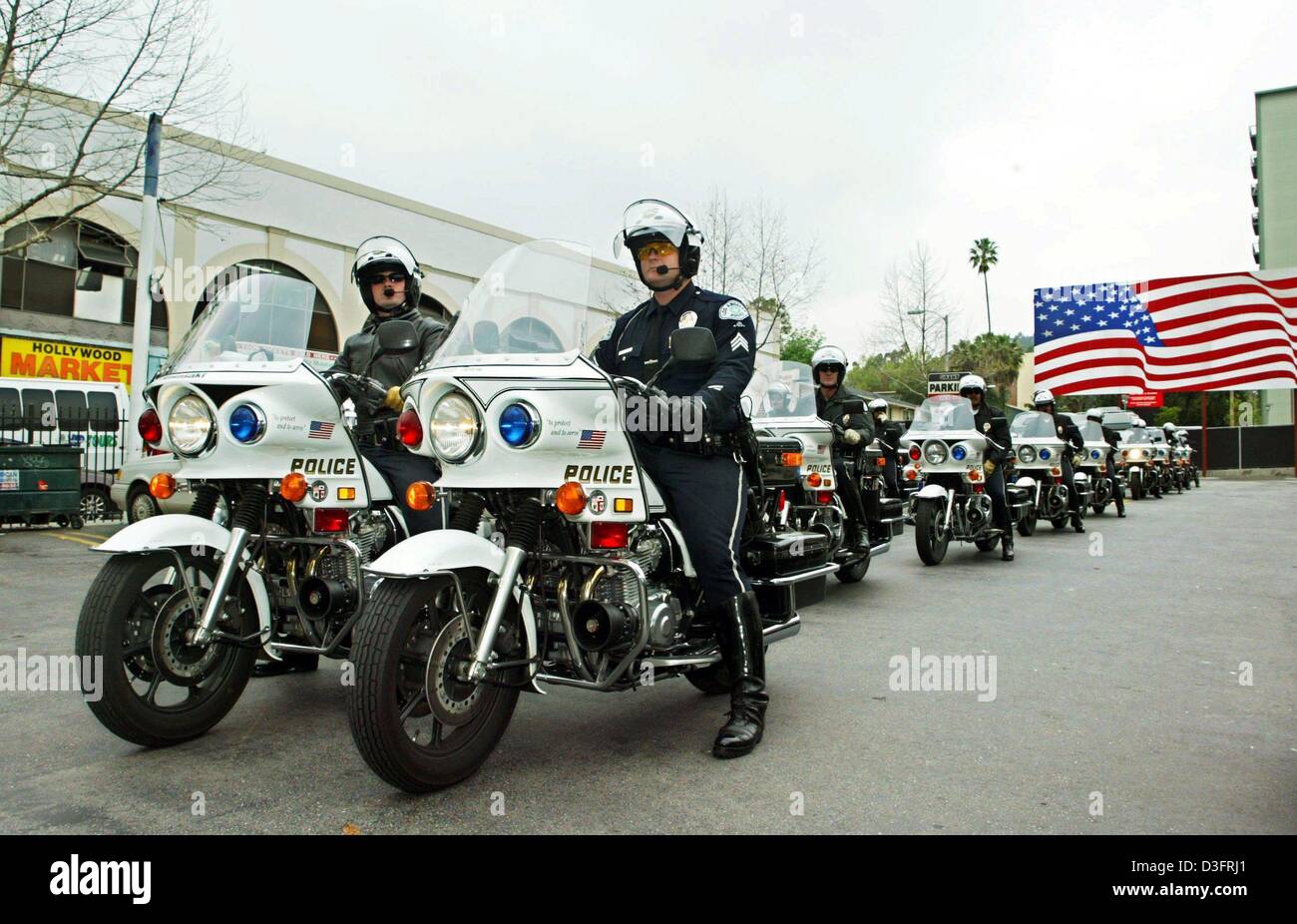 (Dpa) - Polizisten auf Motorrädern stehen Zeilen in einer Straße zu eine Demonstration gegen den drohenden Krieg mit dem Irak in Hollywood, USA, 15. Februar 2003 zu schützen. Rund um den Globus finden an Demonstrationen, die die größte Anti-Kriegs-Proteste seit dem Vietnam-Krieg wurden mehrere Millionen Menschen teilgenommen. Stockfoto