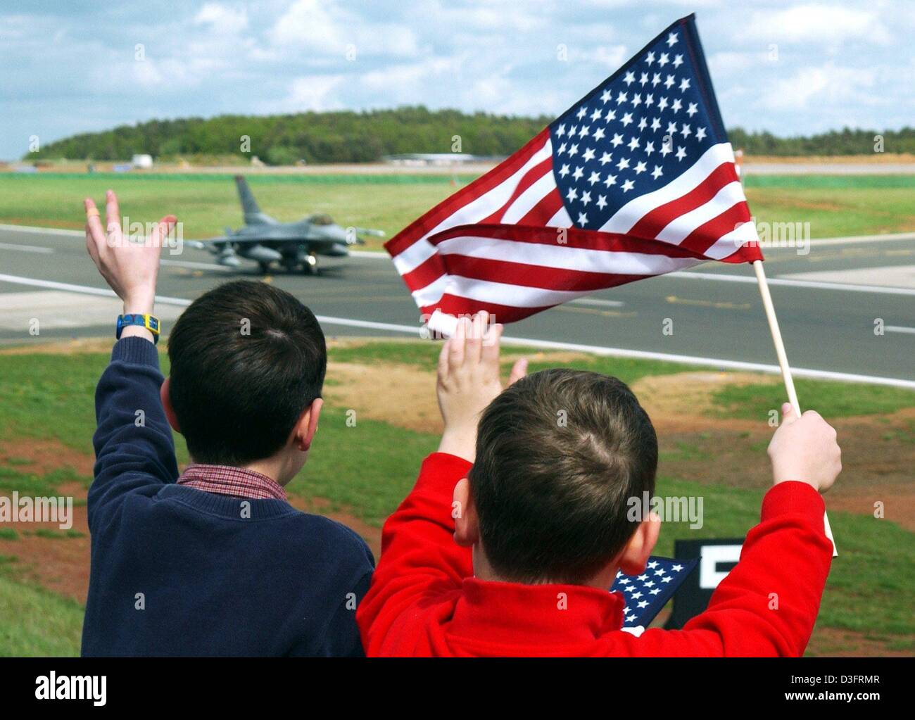(Dpa) - die zehn-jährige Dalton (L) und die sieben-jährige Alexander (R) Welle an ihren Vater, Oberstleutnant Reed, bei seiner Ankunft in einer f-16 jet auf dem US-Luftwaffenstützpunkt in Spangdahlem, Deutschland, 1. Mai 2003. 24 f-16 Piloten der 52. Kämpfer-Gruppe kehrte aus dem Nahen Osten zu ihrer Basis in Spangdahlem am 1. Mai. Stockfoto