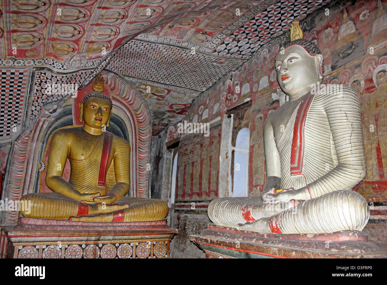 Sitzende Lord Buddha Bilder an einer Ecke des Tempels Maharajalena Höhle Stockfoto