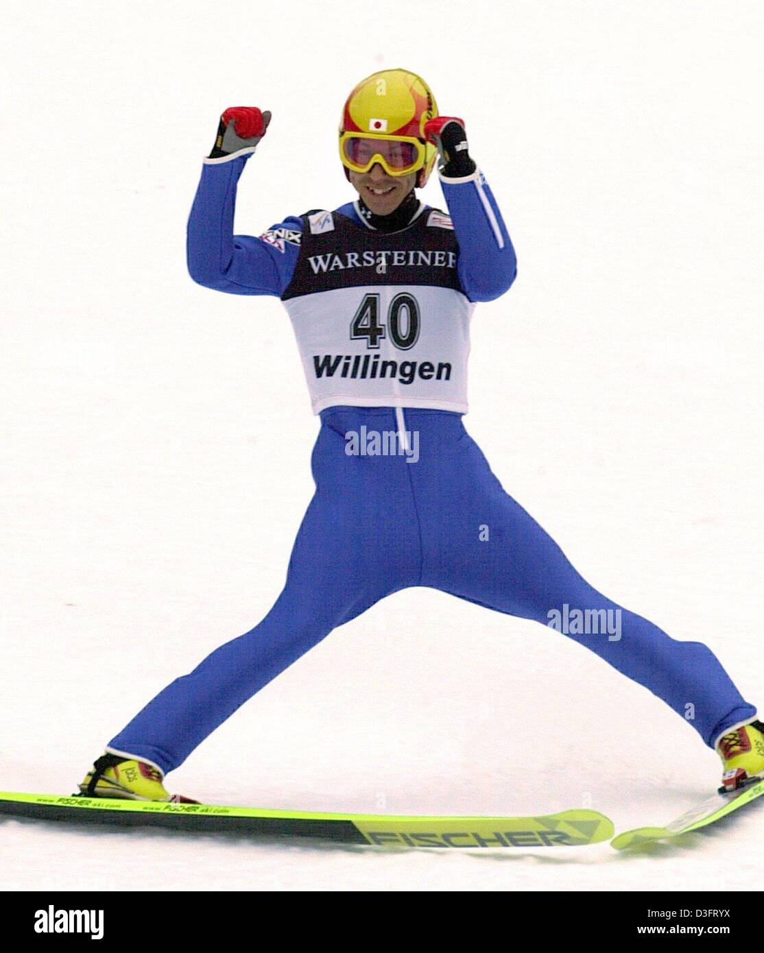 (Dpa) - Jubel nach seinem Sieg-Landung-Schanze bei der Fußballweltmeisterschaft in Willingen, Deutschland, 9. Februar 2003 japanische Skifahrer Noriaki Kasai.  Er gewann die Veranstaltung mit einem Abstand von 147 Metern. Stockfoto