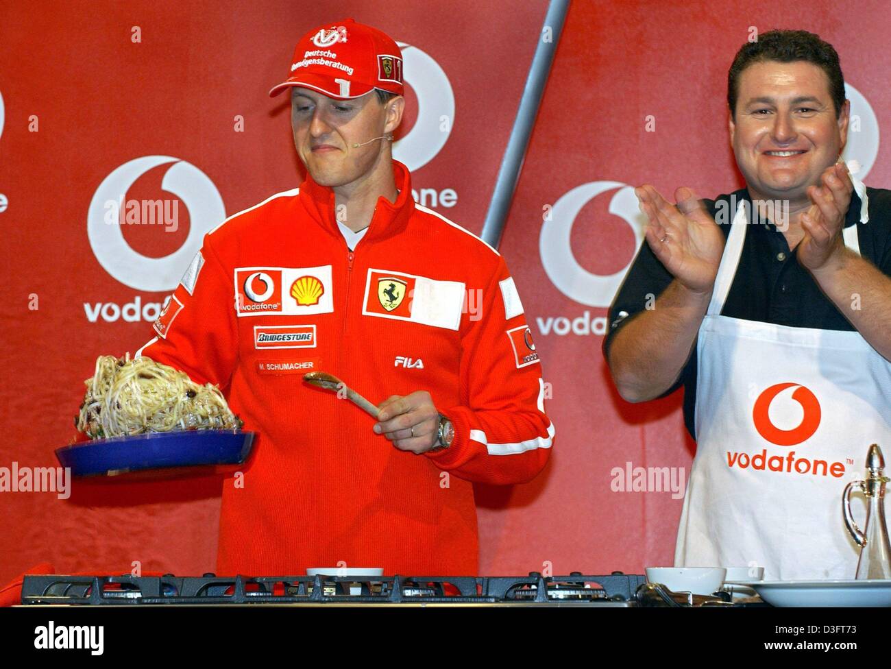 (Dpa) - deutscher Formel-1-Weltmeister Michael Schumacher (L) kocht ...