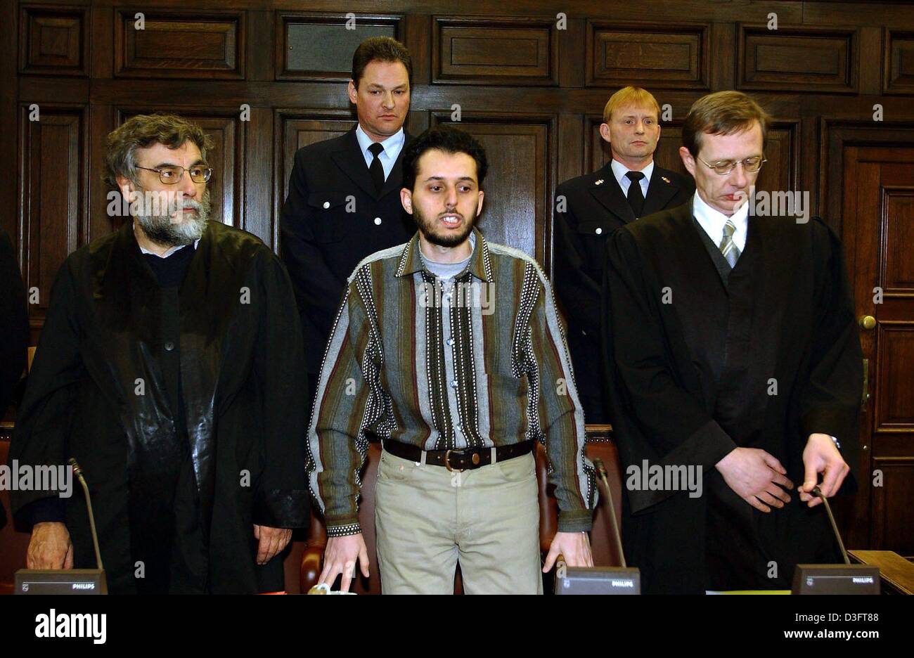 Dpa Steht Der Beschuldigte Marokkanischen Mounir Al Motassadeq Vorne C Zwischen Seinem Verteidiger Hartmut Jacobi L Und Hans Leistritz R Im Gerichtssaal Vor Seiner Proklamation Des Satzes In Das Landgericht In Hamburg