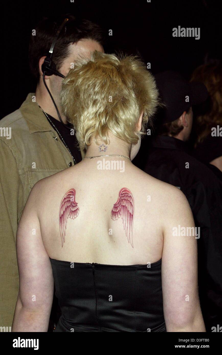 (Dpa) - Kelly Osbourne, Tochter von Ex-Schockrocker Ozzy Osbourne, kommt bei der MTV-Show - Metallica in den Universal Studios - Ikone in Los Angeles, Kalifornien, 3. Mai 2003. Nach der Änderung ihrer Haarfarbe in Blond obwohl dies nicht mehr trendy ist, hat sie jetzt ein gewagte temporäre Tattoo Engelsflügel auf den Rücken zeigen. Stockfoto