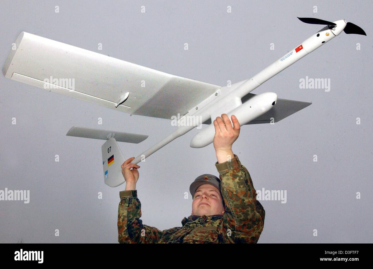 (Dpa) - zeigt einen Soldaten der Bundeswehr einen Prototyp der Drohne Aladin Überwachung der deutschen Streitkräfte auf einem Truppenübungsplatz in der Nähe von Iffeldorf, Deutschland, 11. Februar 2003. Die Aladin-Drohne kann kann manuell bedient werden und film und Bilder aus kurzer Distanz zu senden, ohne die Leben der Soldaten zu gefährden. Es hat eine Reichweite von etwa fünf Kilometern. Stockfoto