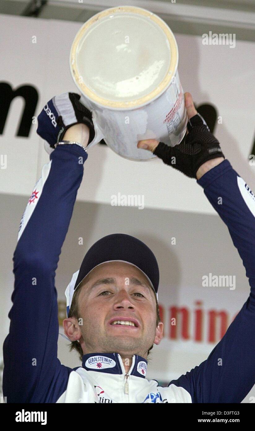 (Dpa) - italienischer Radrennfahrer, Davide Rebellin, der das Team Gerolsteiner präsentiert stolz seine Trophäe nach dem Gewinn der 42. Radrennen "Rund um Höhle Henninger Turm" (rund um den Henninger-Turm) in Frankfurt am Main, 1. Mai 2003. Der 31 Jahre alten Radfahrer gewann die 208km langes Rennen mit einem Vorsprung von zwei Sekunden. Stockfoto