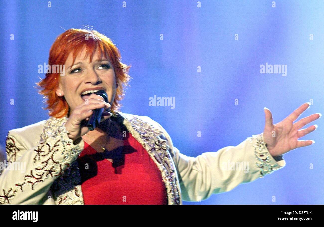 (Dpa) - Sängerin Lou während der Generalprobe vor der deutschen Vorauswahl für den Grand Prix Eurovision 2003, Kiel, Deutschland, 7. März 2003 durchführt. Lou gewann der deutsche Vorauswahl mit ihrem Song "Lass uns glücklich". Stockfoto