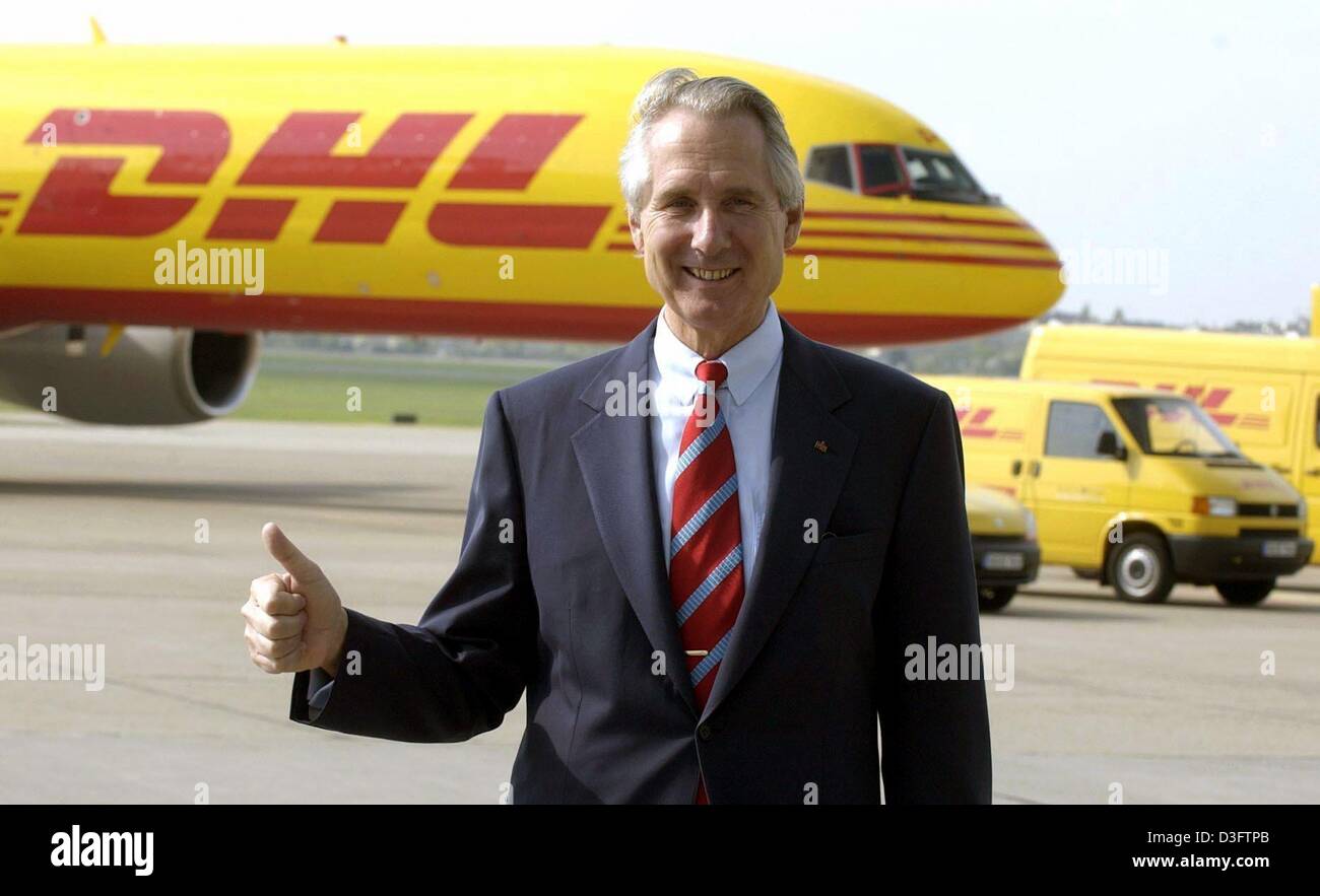 (Dpa) - Klaus Zumwinkel, Vorstandsvorsitzender der Deutsche Post World Net, posiert vor einer Boeing und Fahrzeuge, die mit dem Logo von DHL am Flughafen Tempelhof in Berlin, 30. April 2003. Ab dem 1. Mai wird der Deutschen Post eine weltweite Werbekampagne für DHL, die neue Parzelle Express und Logistik-Dienstleistungen weltweit operierenden starten. Stockfoto