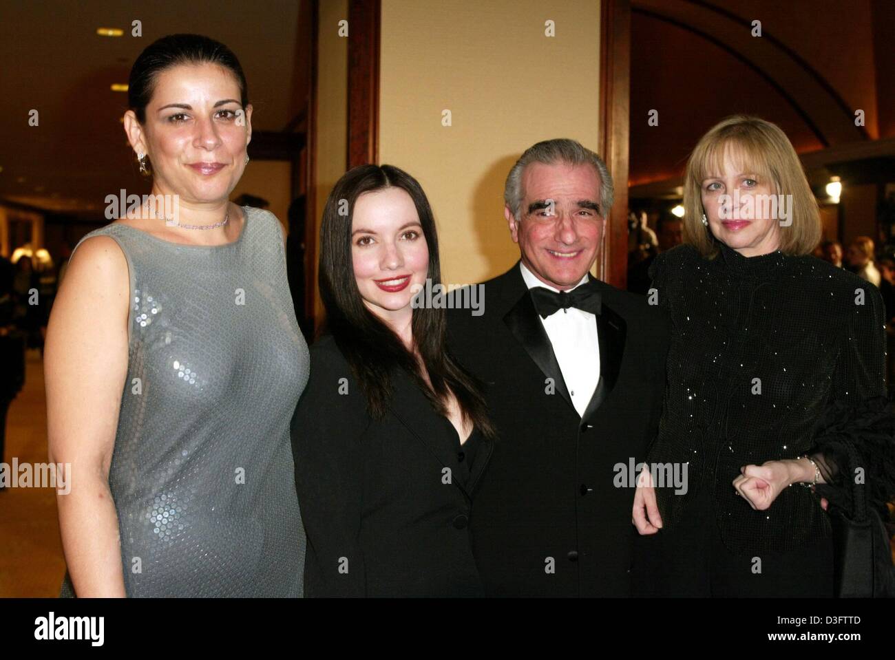 dpa us regisseur martin scorsese stellt mit seiner frau helen r und seinen tochtern julia l und domenica cameron aus einer fruheren ehe backstage bei der directors guild of america dga awards show in
