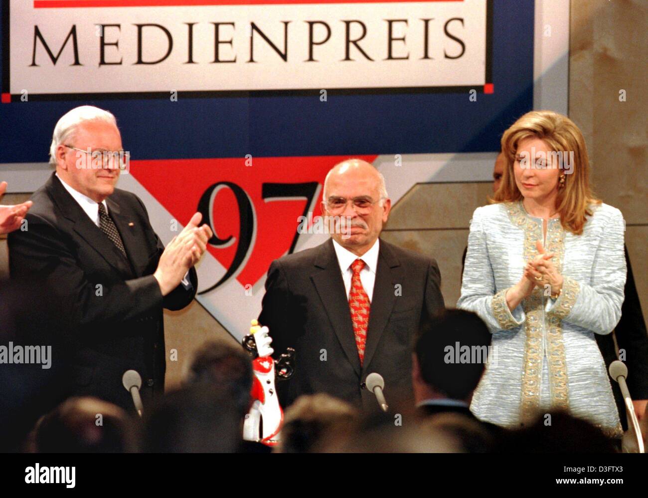 (Dpa-Dateien) - hätte er stolz auf seine Schwiegertochter: König Hussein von Jordanien (C) selbst erhielt der 1997 Deutsche Medienpreis (Deutscher Medienpreis), hier zusammen mit deutschen Präsidenten Roman Herzog (L) und seine Frau, Königin Nur, während der Award-Show in Baden-Baden, Deutschland, 24. April 1998 fotografiert. König Hussein wurde ausgezeichnet mit dem Medienpreis für seine comm Stockfoto