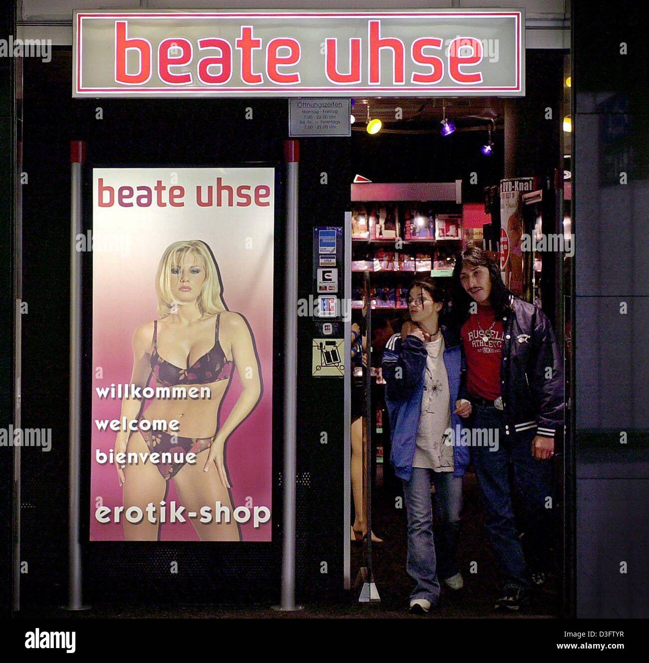 Dpa) - ein Geschäft mit der Erotik-Shop-Kette von Beate Uhse, abgebildet in  Frankfurt am Main, 29. April 2003. Die deutschen Beate Uhse Kette erzeugt  fast die Hälfte seines Umsatzes im Ausland. Für