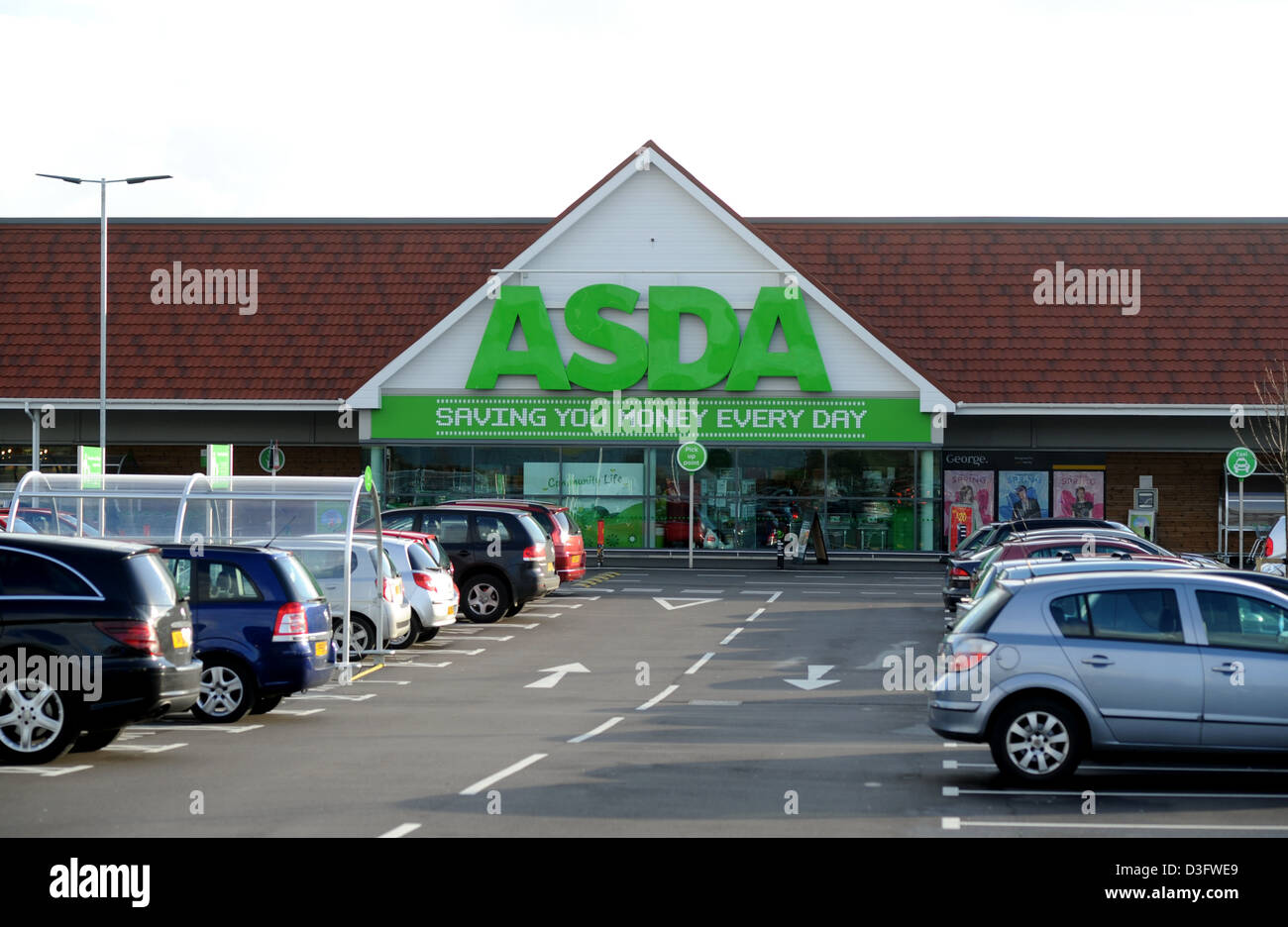 Eingang zum Asda Supermarkt bei Ferring West Sussex UK Stockfoto