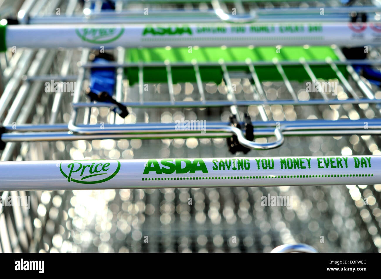 ASDA Supermarkt Trolleys UK Stockfoto