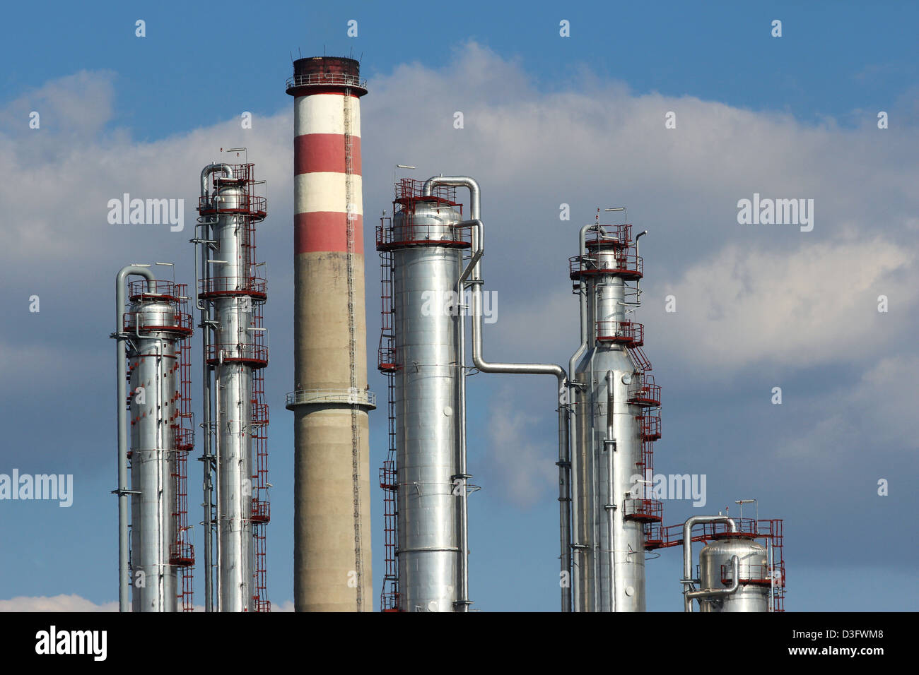 Silber Stahl und Beton Schornstein des Öl-Raffinerie Stockfoto