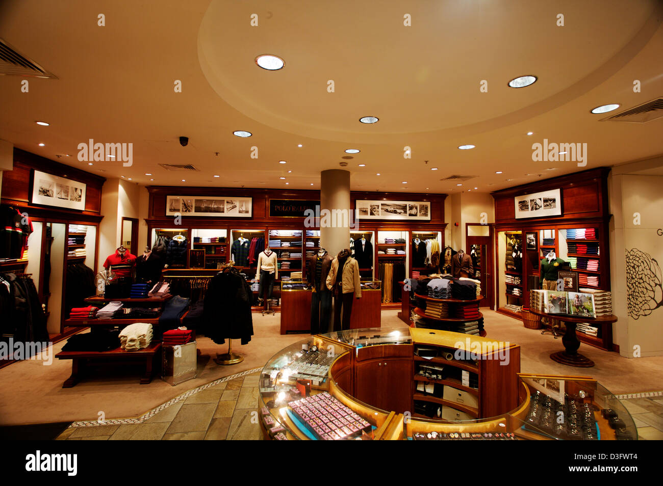 Innenraum des gehobenen Mens Retail in Brown Thomas-Shop bei Grafton Street, Dublin, Irland. Stockfoto