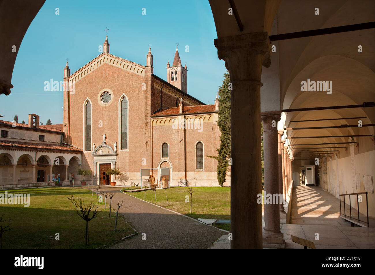 Verona - Kirche San Bernardino und atrium Stockfoto
