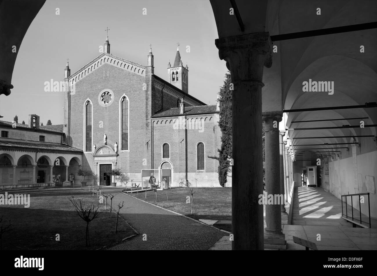 Verona - Kirche San Bernardino und atrium Stockfoto