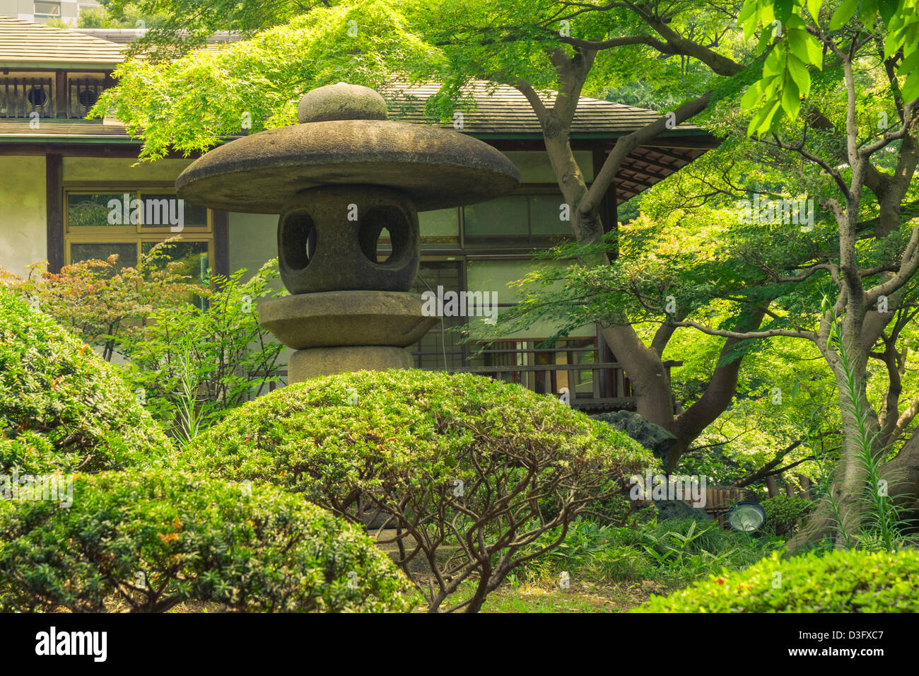 große Steinlaterne im japanischen Zen-Garten von Sommerzeit Stockfoto