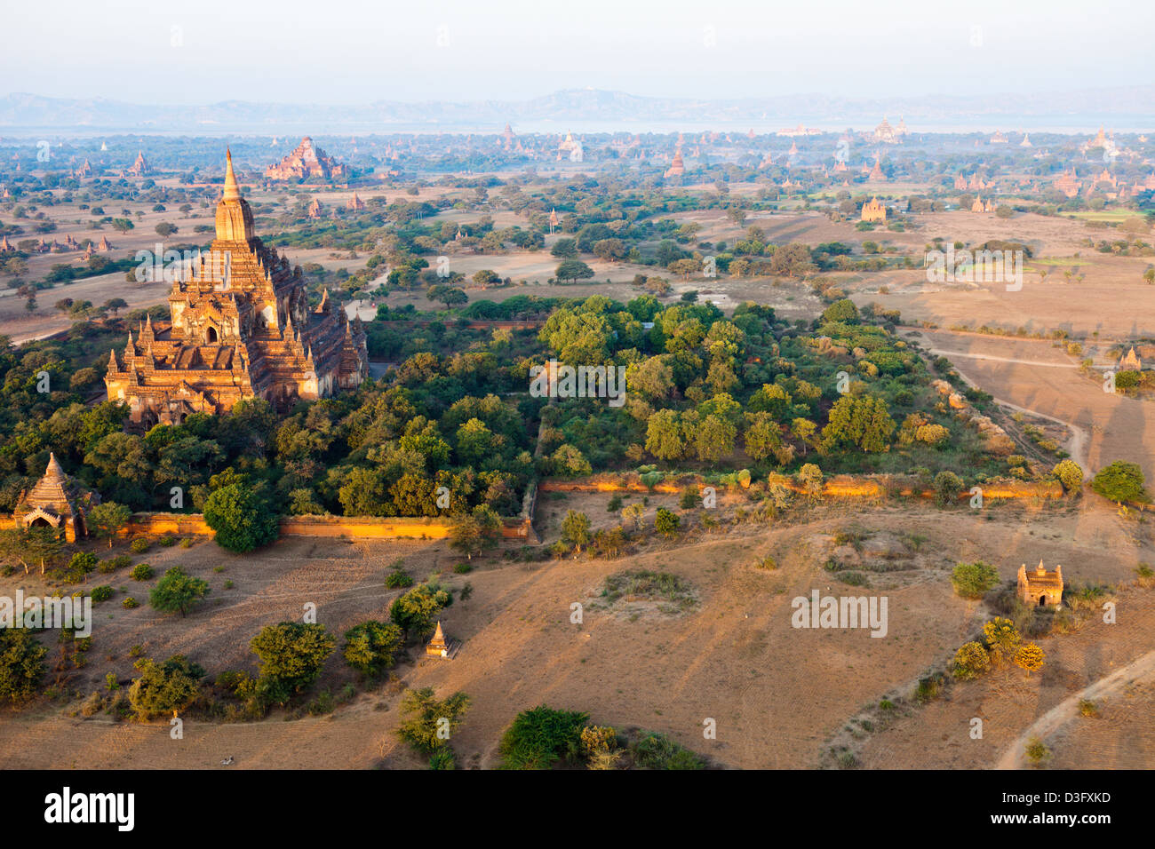 Ein Wald der Tempel in Bagan in Myanmar (früher Burma), wie aus einem Heißluftballon bei Sonnenaufgang gesehen. Stockfoto