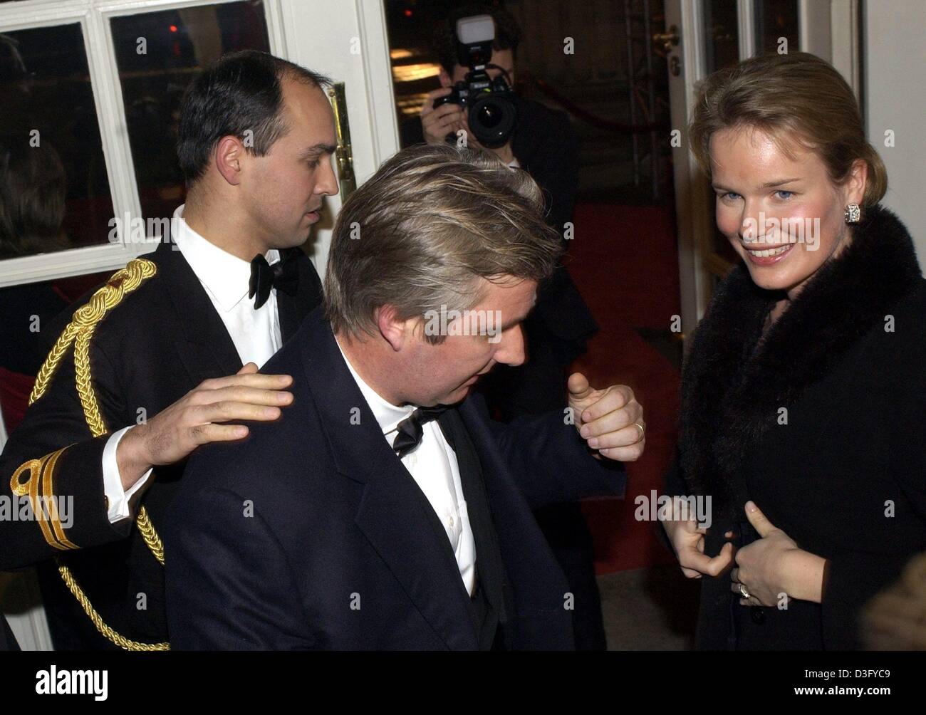 (Dpa) - Belgian Crown Prince Philippe (C) und seine Frau, Kronprinzessin Mathilde, fahren, nachdem die Goldene Kamera in Berlin, 4. Februar 2003 Preisverleihung. Prinz Philippe war einer der Moderatoren. Die Goldene Kamera in 16 Kategorien zum 38. Mal der deutschen TV-Zeitschrift "Hoerzu" ("hören") erhielt. Stockfoto