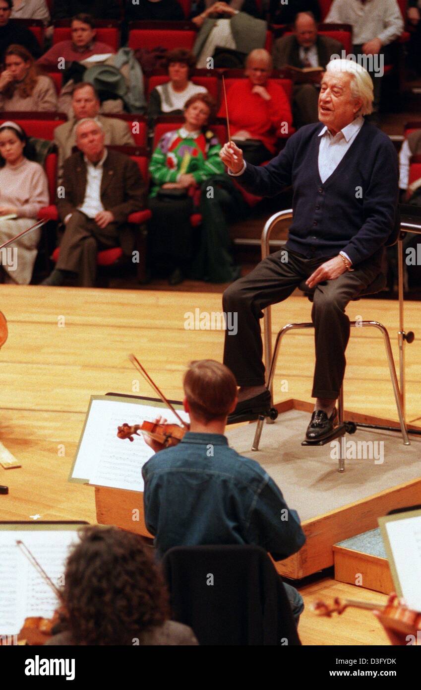 (Dpa-Dateien) - rumänischen Dirigenten Sergiu Celibidache, abgebildet bei einer Probe mit den Münchner Philharmonikern, 10. Januar 1996. Er wurde 1979 Intendant der Münchner Philharmoniker und das Orchester zu Weltruhm führen. Die charismatische Dirigenten wurde weltweit als "Magier der Leitung" bewundert und "King of Symphony". Celibidache starb im Alter von 84 am 14 August in Paris Stockfoto