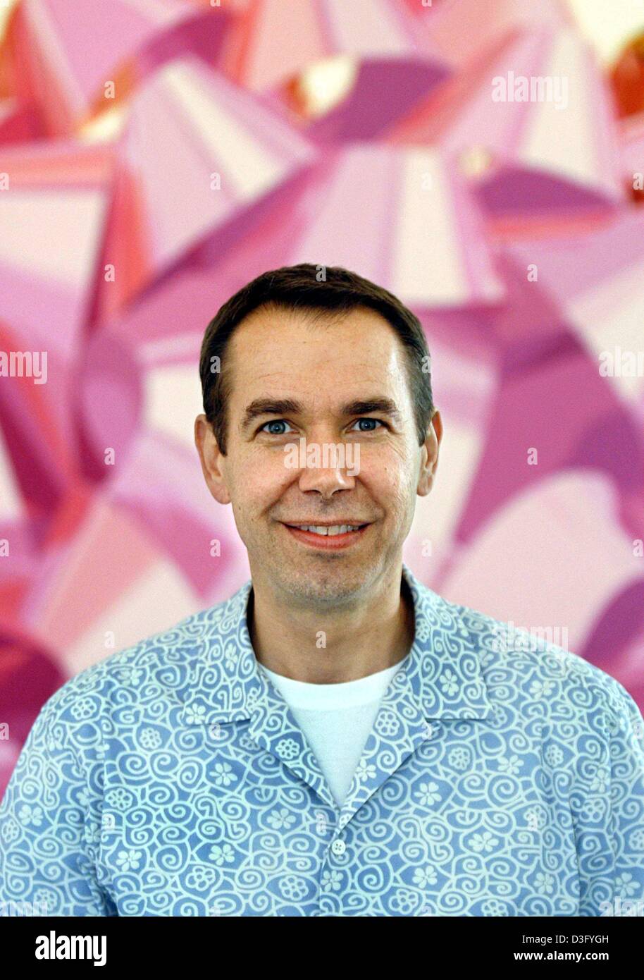 (Dpa) - US-Künstler Jeff Koons präsentiert seine Werke, die "Rosa Schleife" in der Galerie der Gegenwart (Galerie der Gegenwart) in Hamburg, 28. April 2003 ausgestellt. Stockfoto