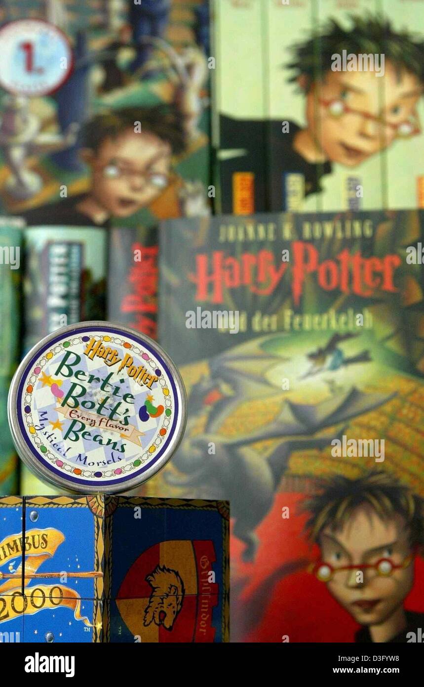 (Dpa) - magische Harry Potter, Student an der Hogwarts-Schule für Withcraft und Zauberei, Uhren seine Leser von den Titelseiten der seine Bücher in Hamburg, Germany, 23. April 2003. Der Carlsen Verlag wurde vor 50 Jahren gegründet und wurde bekannt für seine Kinderbücher, Taschenbücher und Comics. Bekannte Figuren neben Harry Potter sind, Pelle, Pingo und Pezziaus der Petzi-Bücher als Stockfoto