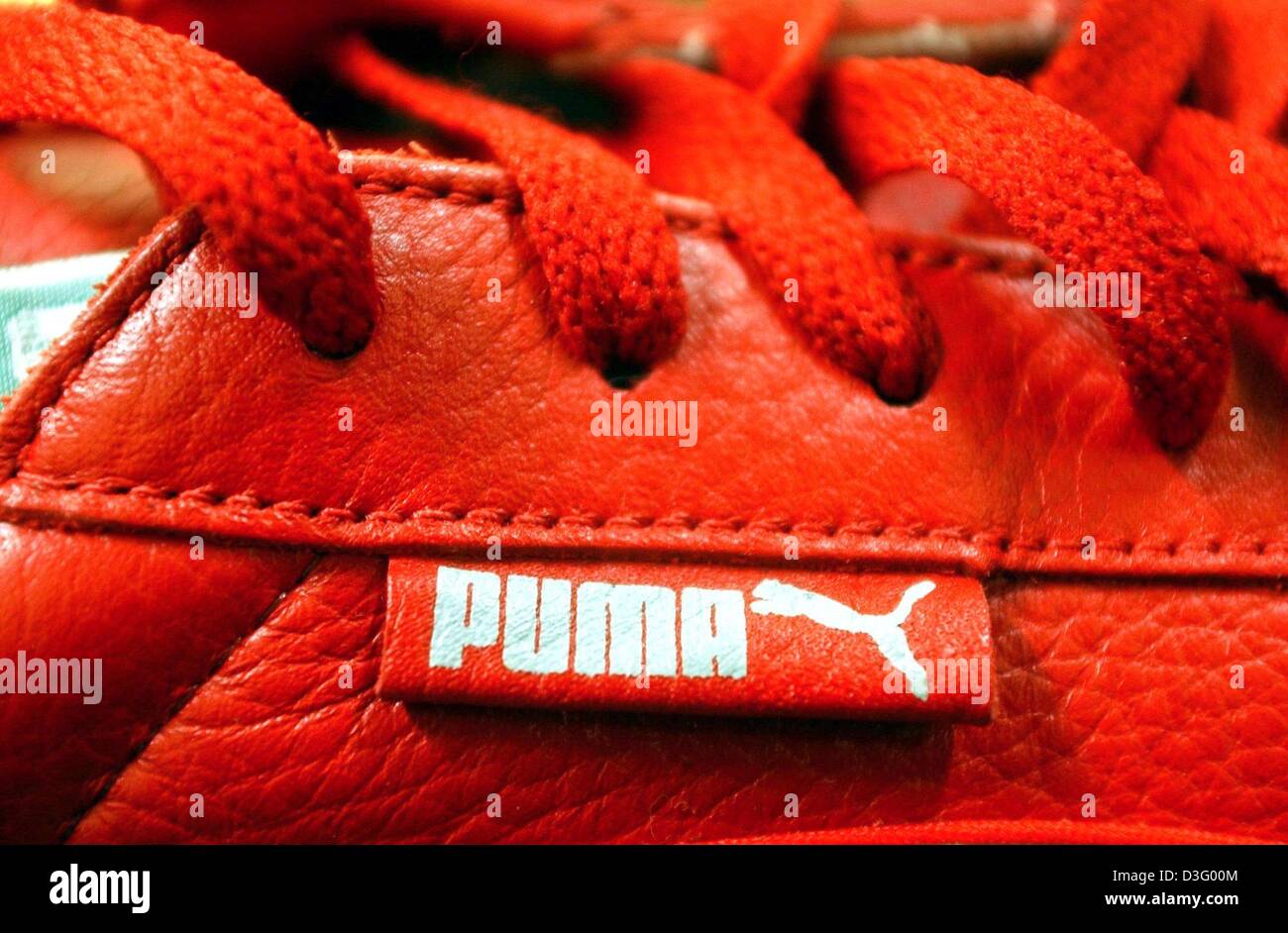 (Dpa) - das Logo des deutschen Sports Mode und Ausrüstung Herstellers Puma auf einen Trainer, München, 31. Januar 2003. PUMA erzielt Rekordergebnis im Jahr 2002 und 2003 ihren Erfolg fortsetzen will. Das Auftragsvolumen wuchs, sagte der Hersteller mit Sitz in Herzogenaurach, Franken, Deutschland. Stockfoto