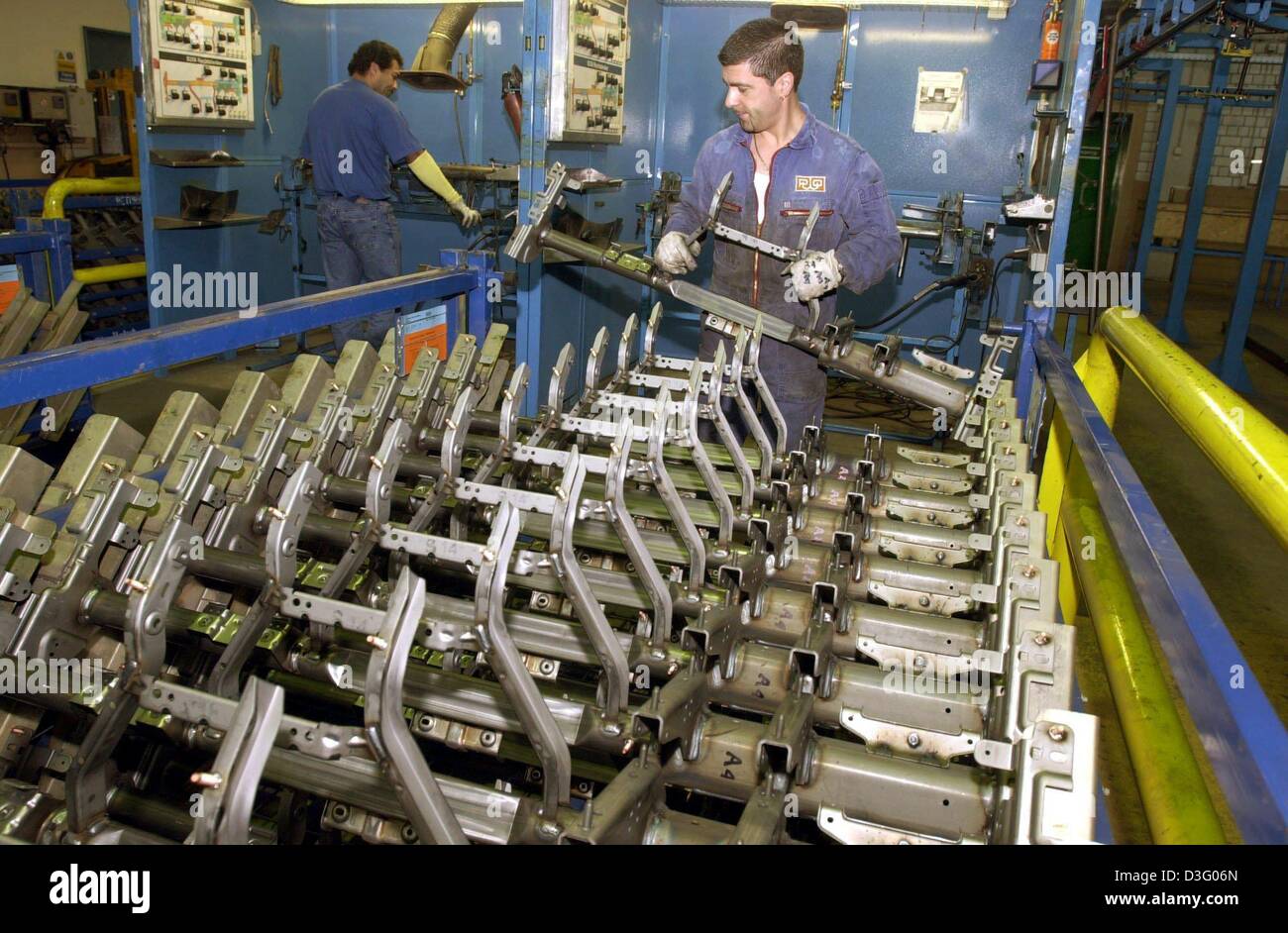 Dpa) - ein Mitarbeiter des Automobilherstellers Teile Progress-Werk  Oberkirch AG (PWO) wird überprüft, Teile für den Ford Fiesta Dashboard,  Oberkirch, Deutschland, 7. April 2003. PWO-Gruppe steigerte seinen Umsatz  im Jahr 2002 um