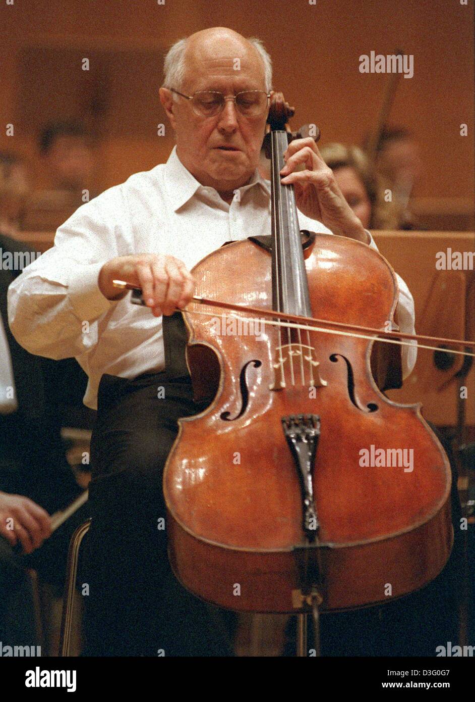 (Dpa-Dateien) - spielt russische Cellist Mstislav Rostropovich Cello während einer Probe mit der Kölner Philharmonie in Köln, 10. Dezember 2001. Er gilt als weltweit einer der am meisten einflussreicher Cellisten unserer Zeit. Rostropowitsch wurde international bekannt als Cellist und wurde später auch prominente als Dirigent, Solist, Begleiter am cello Stockfoto