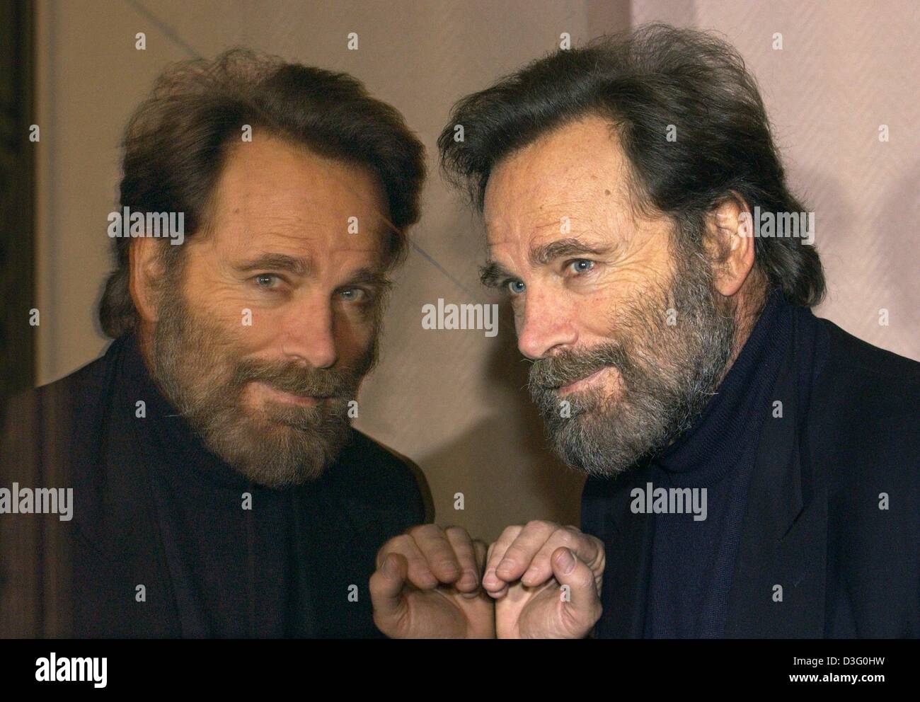 (Dpa) - italienischer Schauspieler Franco Nero posiert vor einem Spiegel in Hamburg, 21. Februar 2003. Er kam nach Hamburg, um seinen neuesten Film zu fördern, den Krimi mit dem Titel "Sterben Chefjuroren Todsuende - Toskana-Karussell" (die achte Todsünde - Tuscany Karussell). Nero wurde berühmt als "Django" in einer Reihe von Spaghetti-Western und spielte in Filmen wie "Camelot", "Force 10 von Navarone" Stockfoto