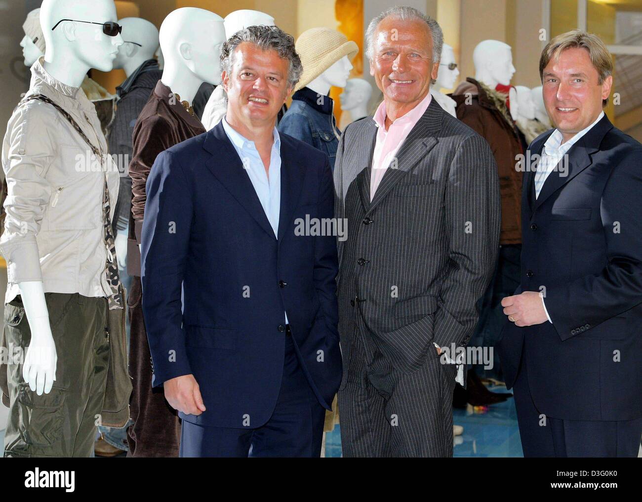(Dpa) - Vorstandsvorsitzender Uwe Schroeder (C), CEO Michael Rosenblats (L) und kaufmännischer Geschäftsführer Burkhard Stuhlemmer (R) von Tom Tailor AG, Modeunternehmen und Händler mit Sitz in Hamburg, stehen im Showroom kurz vor der Eröffnung einer neuen Niederlassung in Hamburg, Deutschland, 1. April 2003. Zu einem Preis von 7 Millionen Euro hat das Unternehmen renoviert und erweitert seine Mode von Stockfoto