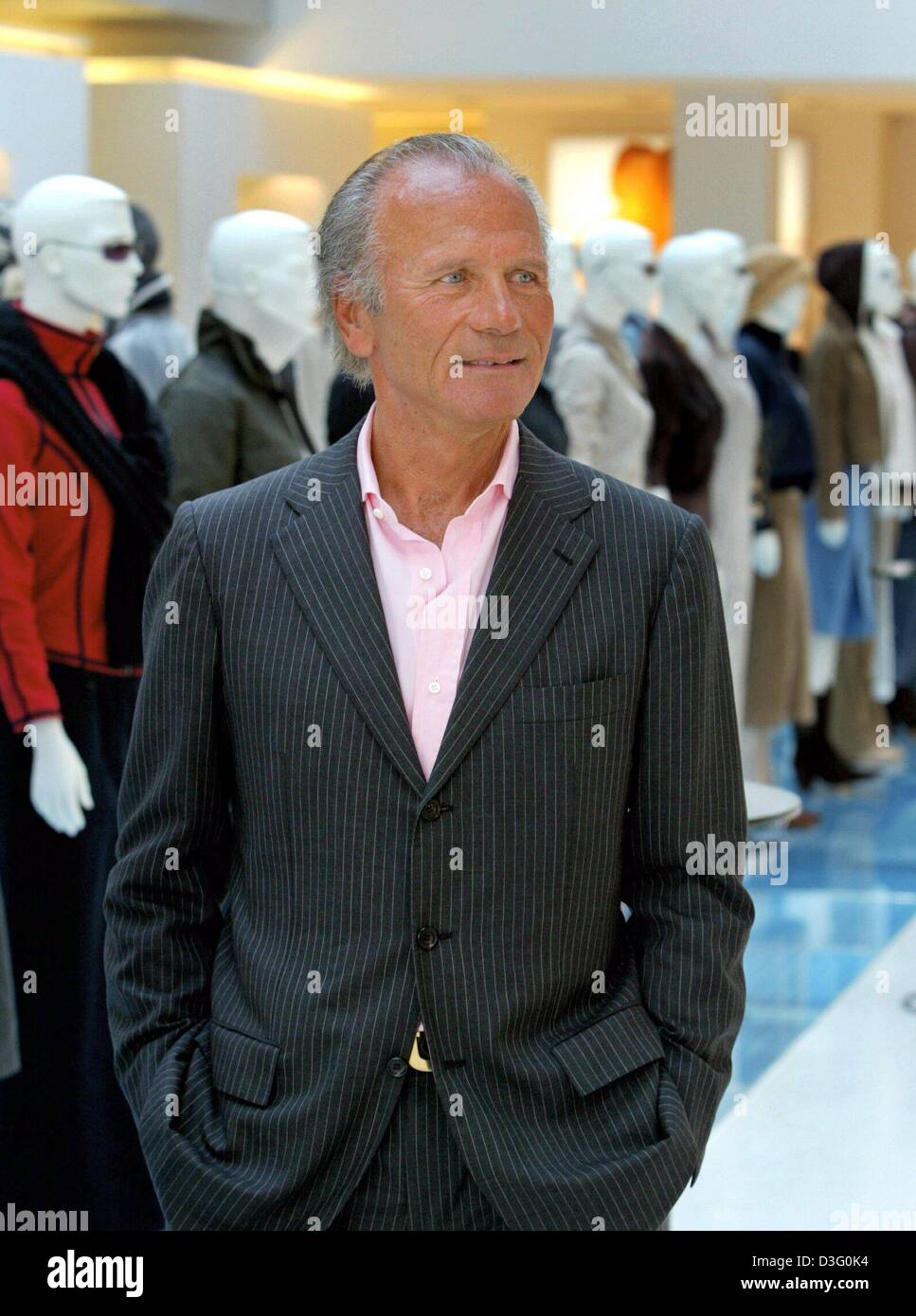Dpa) - Uwe Schroeder, Vorsitzender des Vorstands der Tom Tailor AG, das  Modeunternehmen mit Sitz in Hamburg, steht im Showroom kurz vor der  Eröffnung einer neuen Niederlassung in Hamburg, Deutschland, 1. April