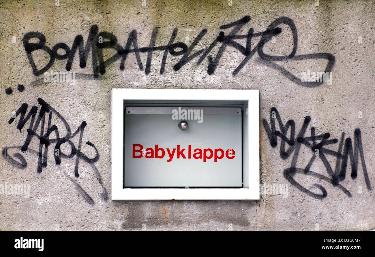 (Dpa) - eine so genannte "Babyklappe" (Baby Depot) ist umgeben von Graffiti an der Wand eines Krankenhauses in Berlin, Deutschland, 18. Februar 2003.  Das Baby Depot steht zur Verfügung, deren Mütter, die aus irgendeinem Grund anonym ihre unerwünschte Babys trennen möchten.   Hinterlegten Babys sind sofort von Krankenhauspersonal ohne eine polizeiliche Untersuchung in die Identität übernommen Stockfoto