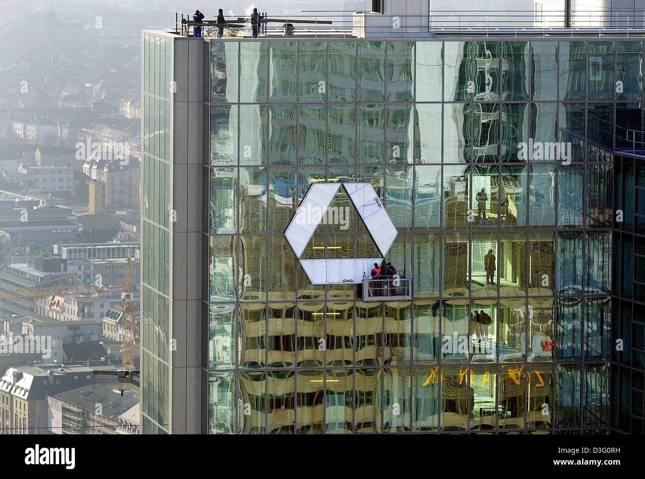 (Dpa) - Arbeiter fix das Logo der Dresdner Bank auf die neue Gallileus Gebäude, das neue zentrale Gebäude der Bank in Frankfurt am Main, 12. Februar 2003. Stockfoto
