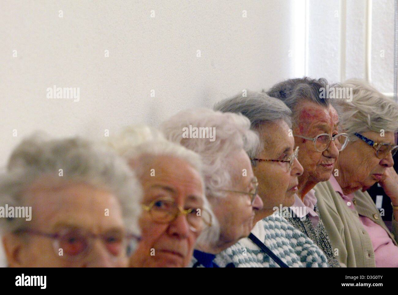 (Dpa) - eine Gruppe von alten Menschen in einem Altersheim in Berlin, 17. Februar 2003 abgebildet. Etwa 660.000 (5,3 Prozent) der deutschen über 64 Jahre alt sind derzeit in den Häusern leben. 442.000 davon gehören zur Gruppe "80 Plus". Die Zahl der älteren Menschen in Deutschland wird von 16,9 Millionen heute auf 26,4 Millionen im Jahr 2030 steigen. Ihr Anteil an der Gesellschaft wird von 20 auf 3 erhöht. Stockfoto