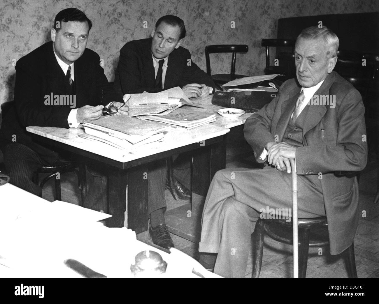 (Dpa-Dateien) - Fritz Thyssen, der älteste Sohn des Firmengründers und industriellen August Thyssen, fotografiert während der Entnazifizierung Trial Court in Königstein, Deutschland, 16. August 1948. Fritz Thyssen trat die Nazi-Partei NSDAP 1923 und die Partei finanziell unterstützt. Aber im September 1939 war er das einzige Mitglied der Reichstag zum protest gegen die wa Stockfoto