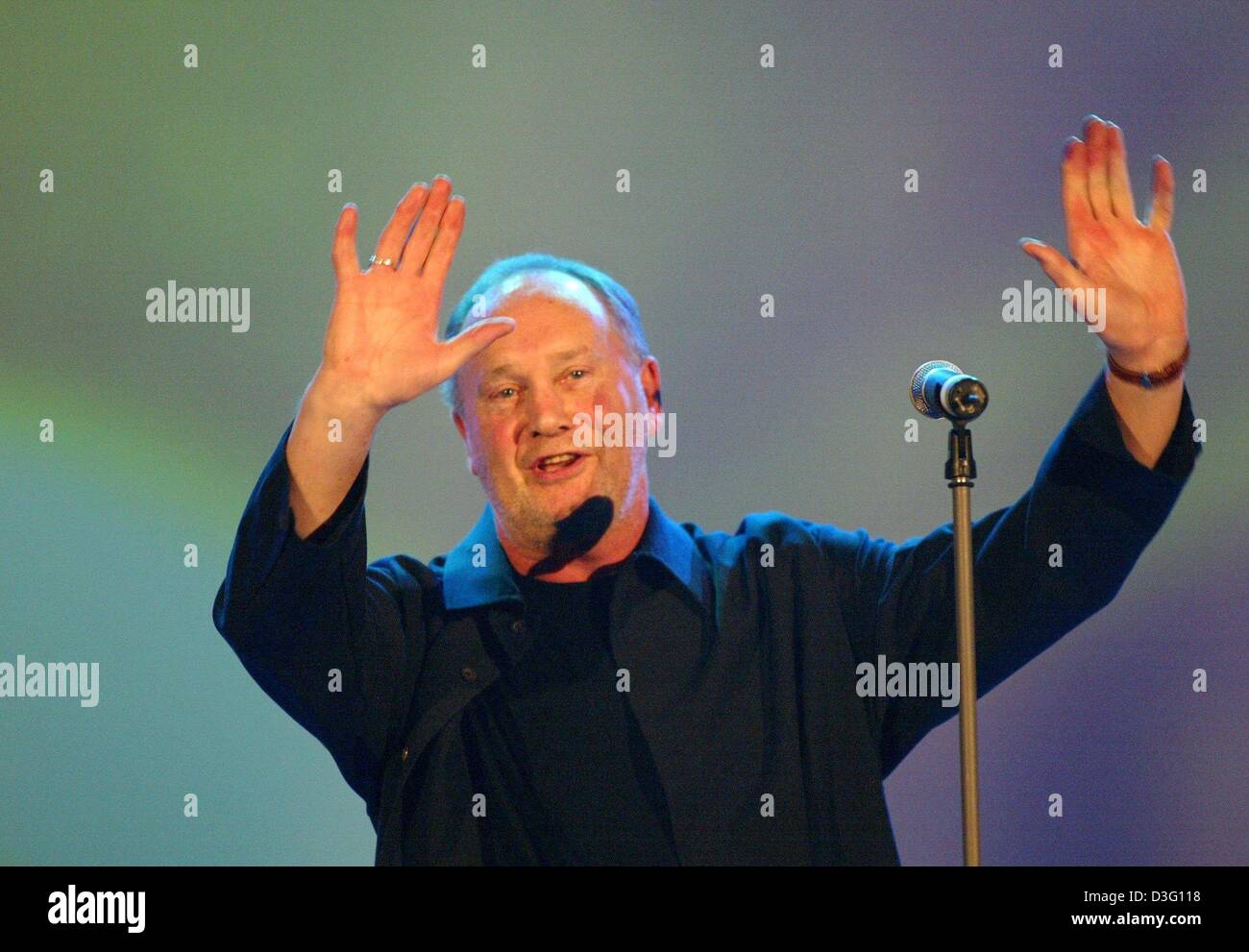 (Dpa) - steht britischer Sänger Roger Chapman vor ein Mikrofon Gesten ein Dankeschön bei den "Radio Regenbogen Awards" (Radio Regenbogen awards) in Mannheim, Deutschland, 28. März 2003. Chapman erhielt den "Radio Regenbogen Award" in der Kategorie "80er Jahre Musik". Rund 1.500 Gäste wurden eingeladen, die Gala, in dem rund 14 Künstler und Medien-Persönlichkeiten geehrt wurden. Stockfoto