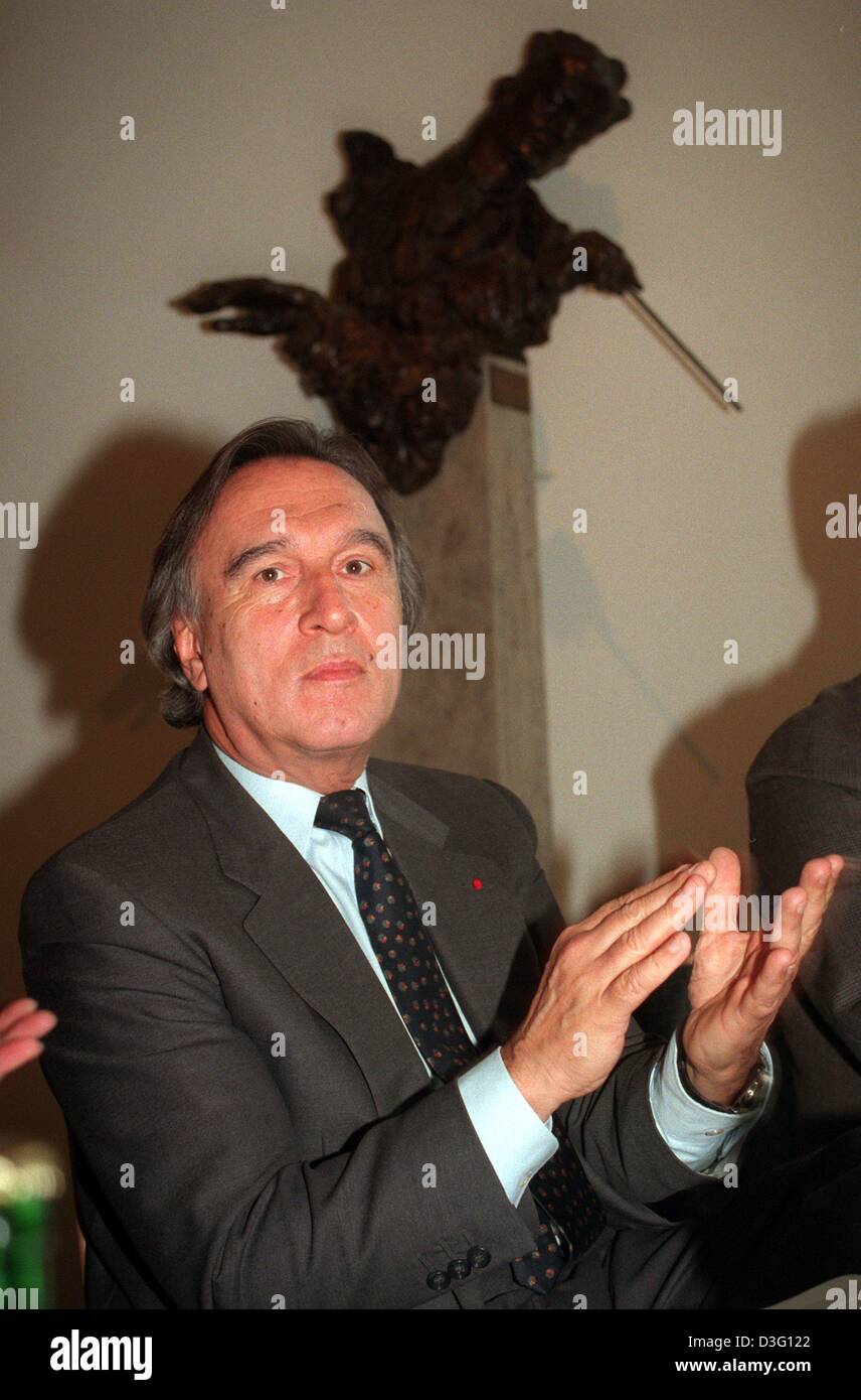 (Dpa-Dateien) - italienischer Dirigent Claudio Abbado klatscht in die Hände vor einer modernen Skulptur des Dirigenten Wilhelm Furtwaengler, während einer Pressekonferenz in Berlin, 29. November 1995. Abbado wurde am 26. Juni 1933 in Mailand, Italien, geboren. Er studierte Klavier am Konservatorium in Mailand vor Beginn in Wien durchführen. Im Jahr 1960 gab er sein Debüt an der Mailänder Scala in seiner Heimat Mailand 1960 Stockfoto